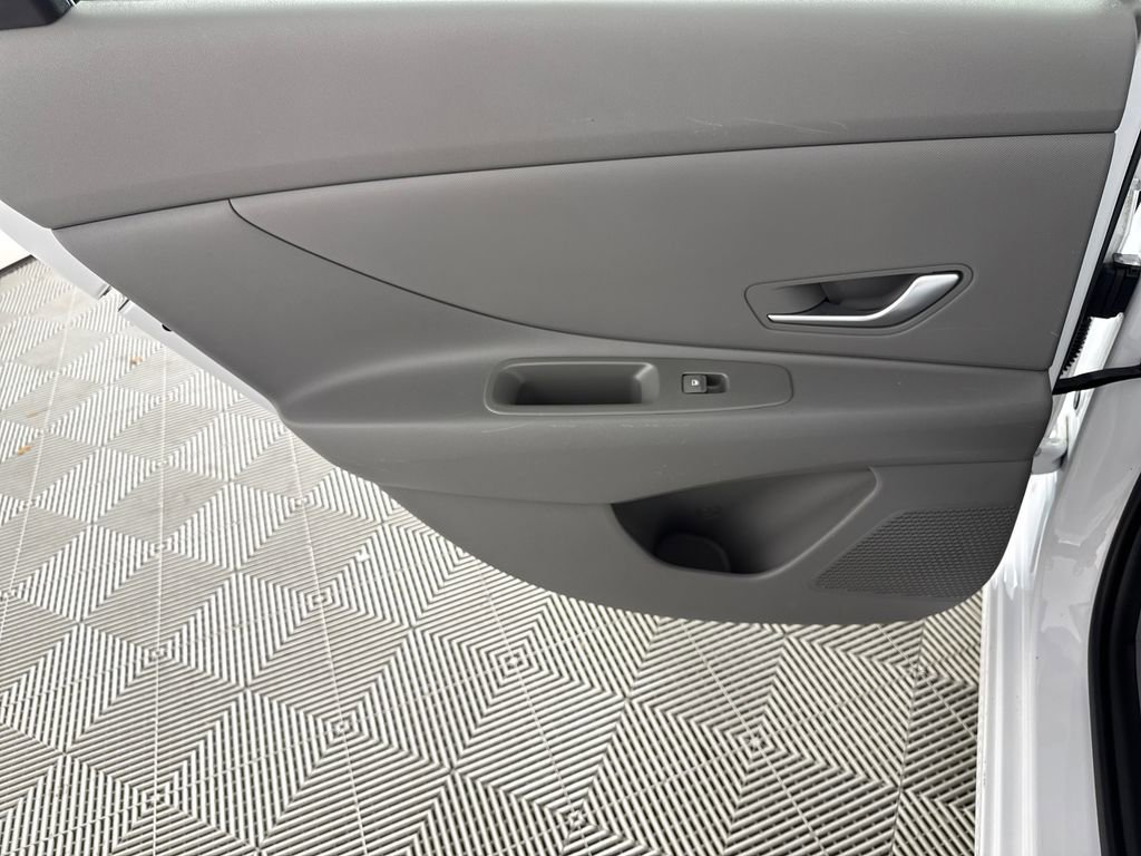 Certified 2024 Hyundai Elantra SE FWD image 14