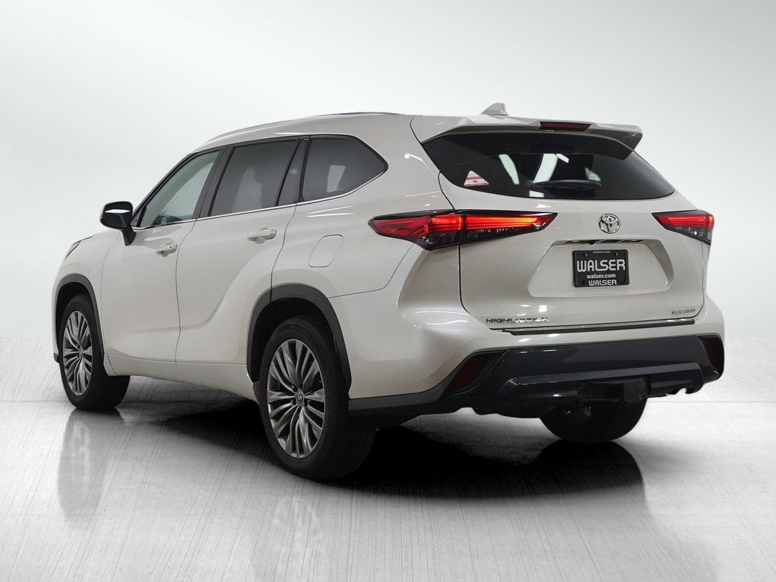 Used 2020 Toyota Highlander XLE image 4