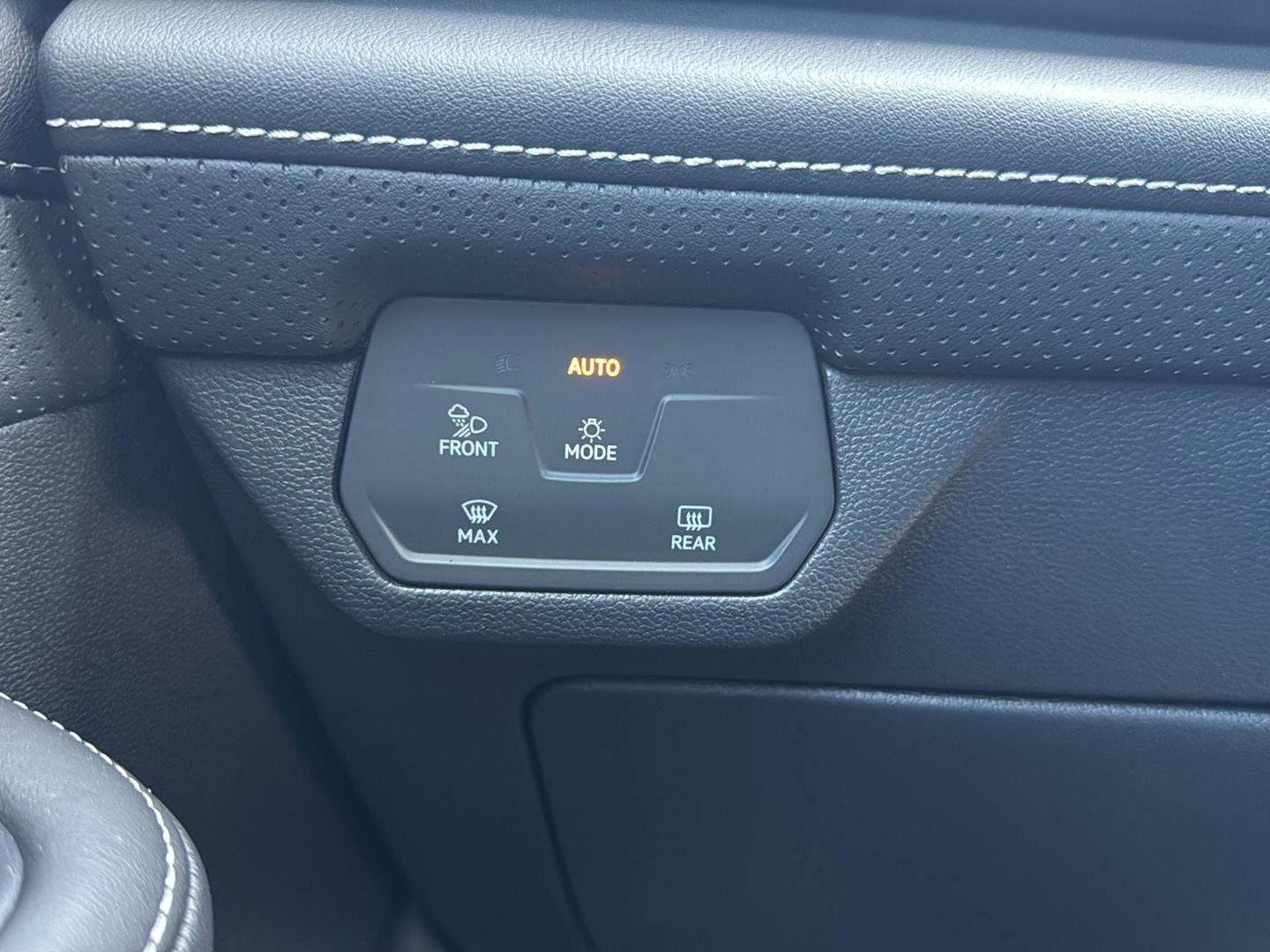 New 2026 Volkswagen Atlas Cross Sport SE image 21