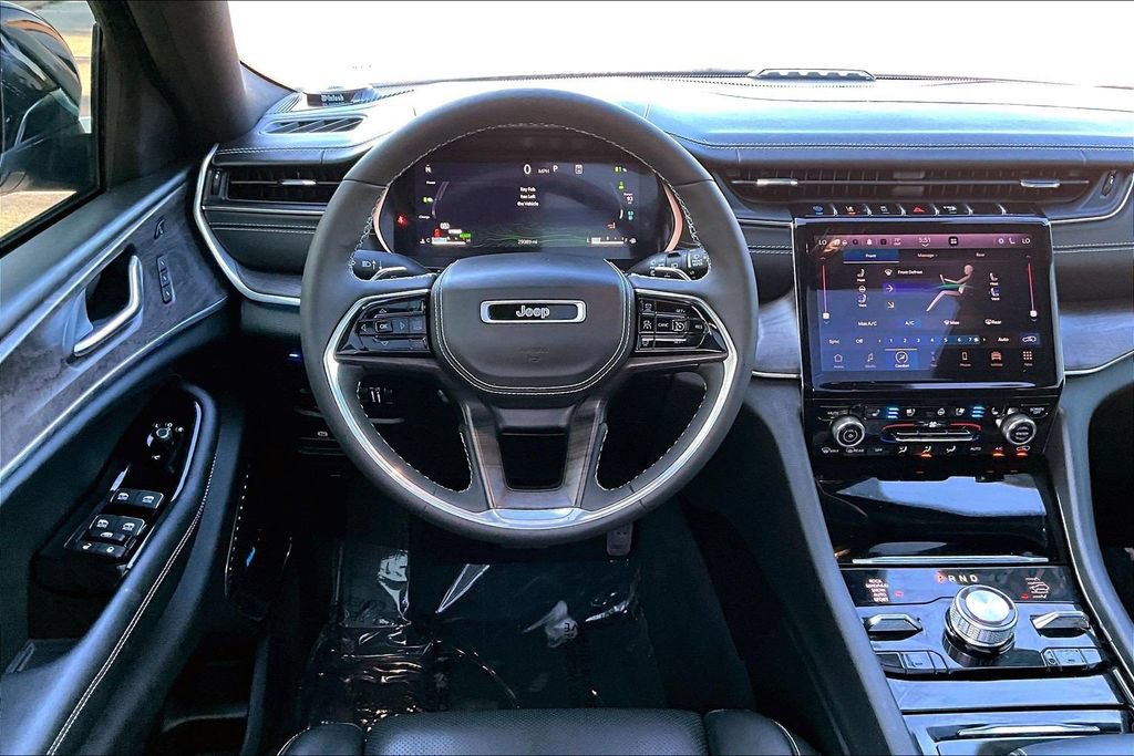 Used 2023 Jeep Grand Cherokee Overland w/ Luxury Tech Group IV AWD/4WD image 5