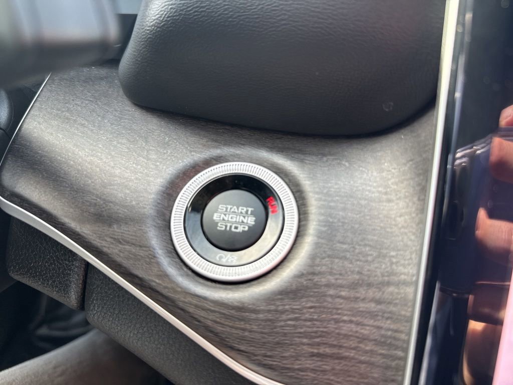 Used 2023 Jeep Grand Cherokee L Limited w/ Black Appearance Package image 32