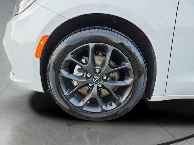 Used 2025 Chrysler Pacifica Limited image 27