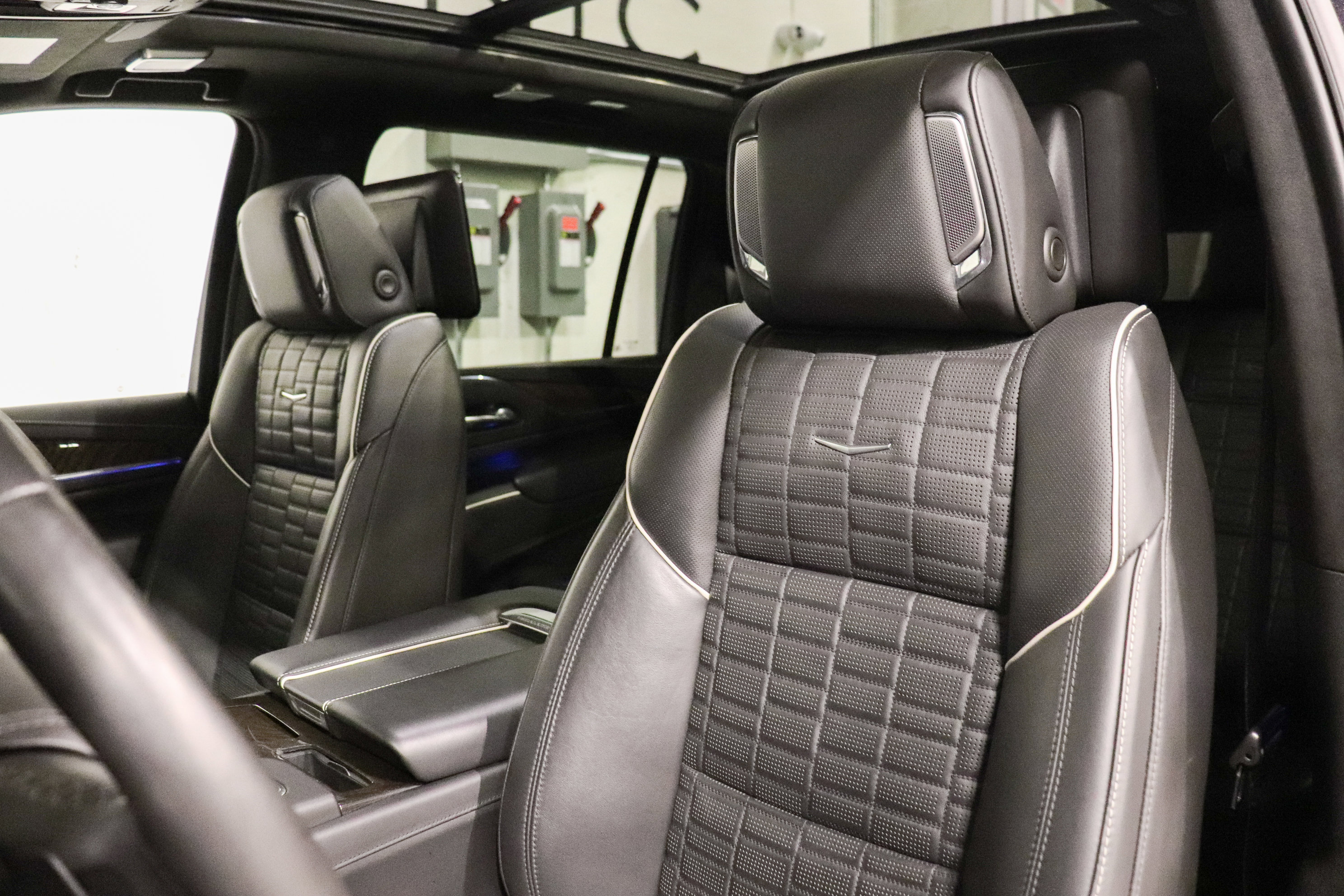 Used 2023 Cadillac Escalade ESV Sport Platinum w/ LPO, ONYX Package AWD/4WD image 14