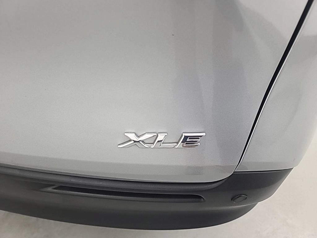 Used 2025 Toyota Sienna XLE FWD image 11