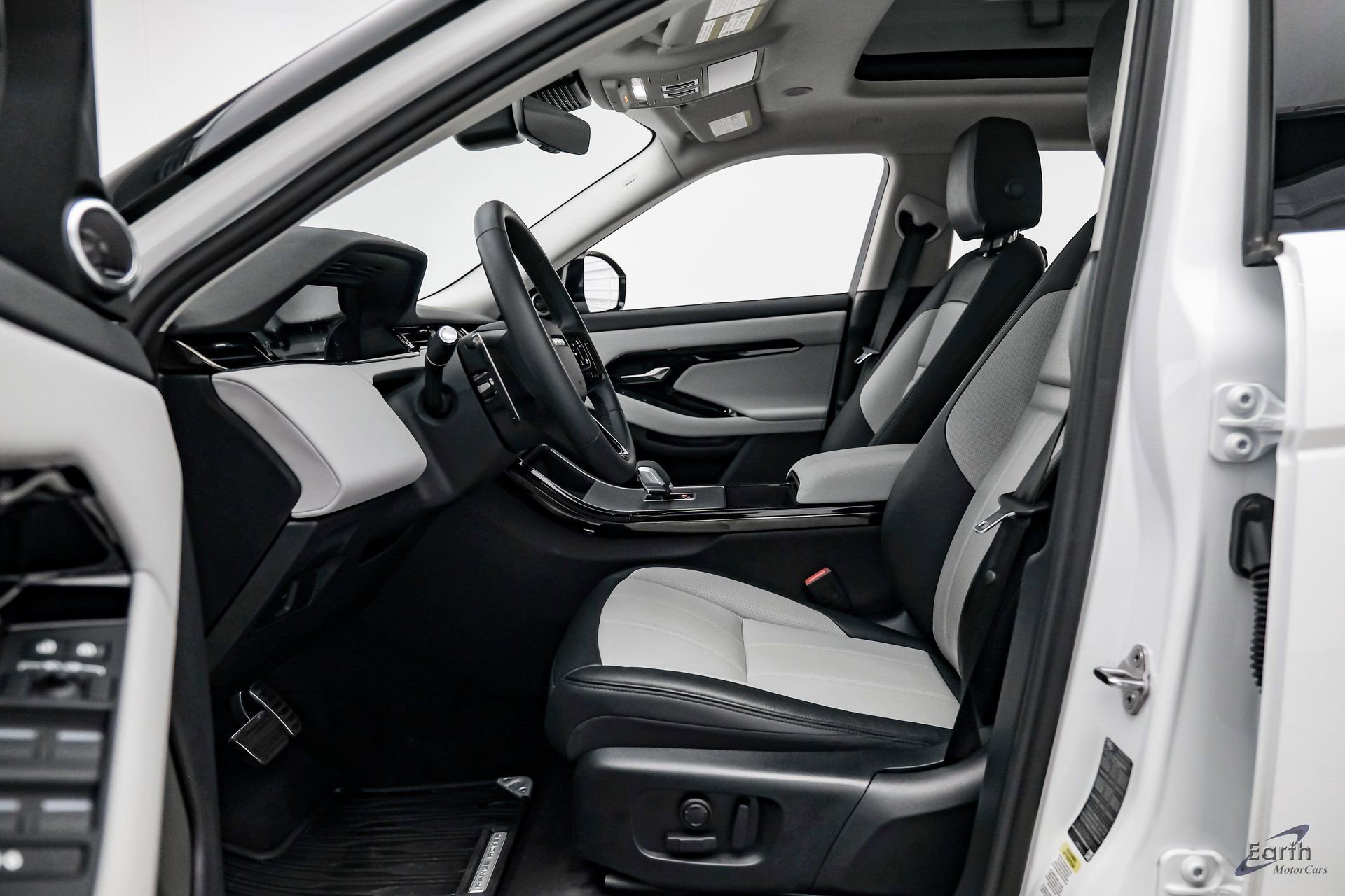 Used 2024 Land Rover Range Rover Evoque Dynamic SE image 35