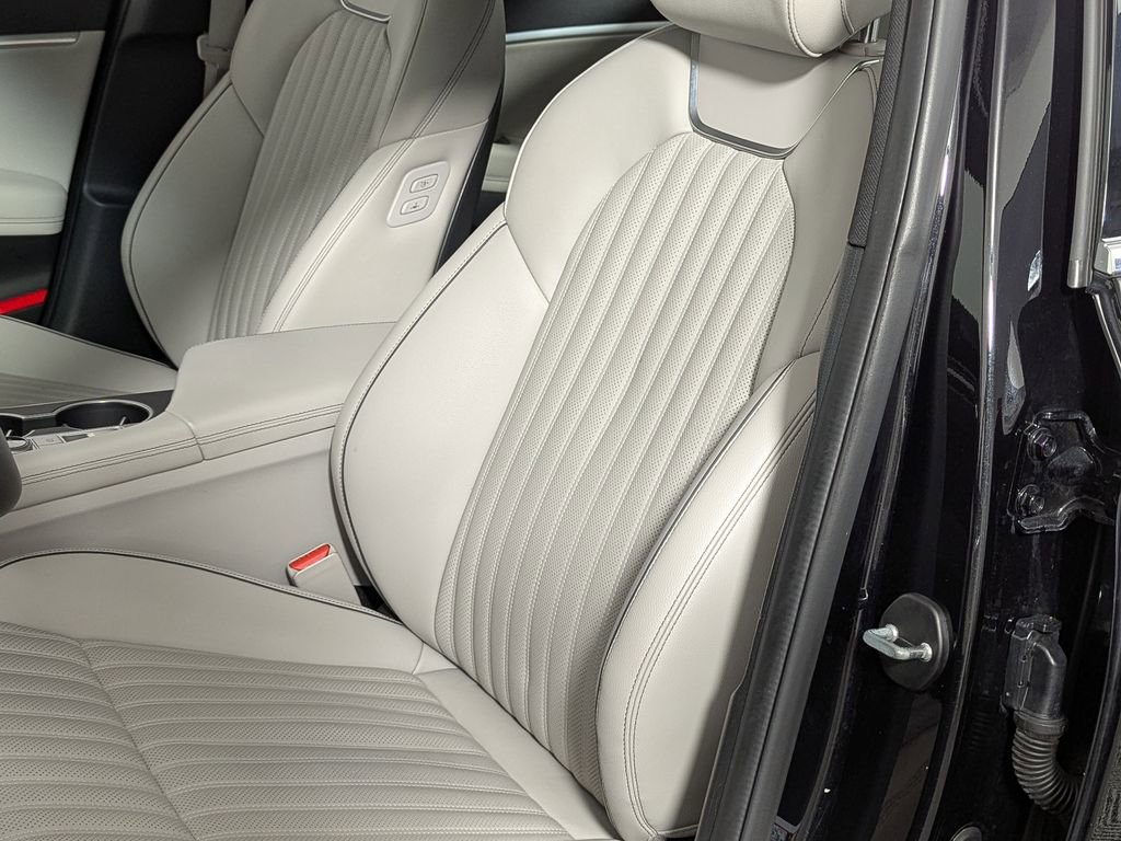 Used 2022 Genesis G70 2.0T w/ Prestige Package RWD image 17