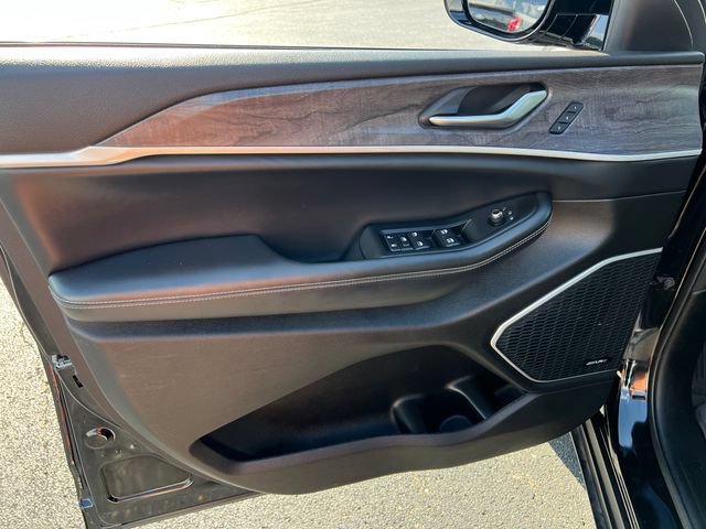 Used 2023 Jeep Grand Cherokee Limited w/ Black Appearance Package AWD/4WD image 9
