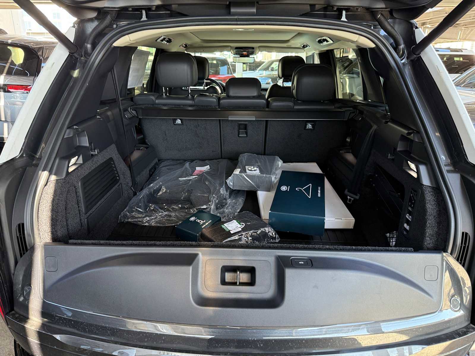 New 2025 Land Rover Range Rover Long Wheelbase SE image 12