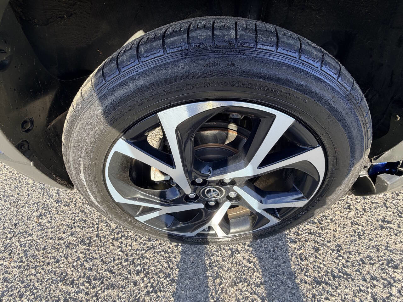 Used 2018 Toyota C-HR XLE 4dr Crossover image 47