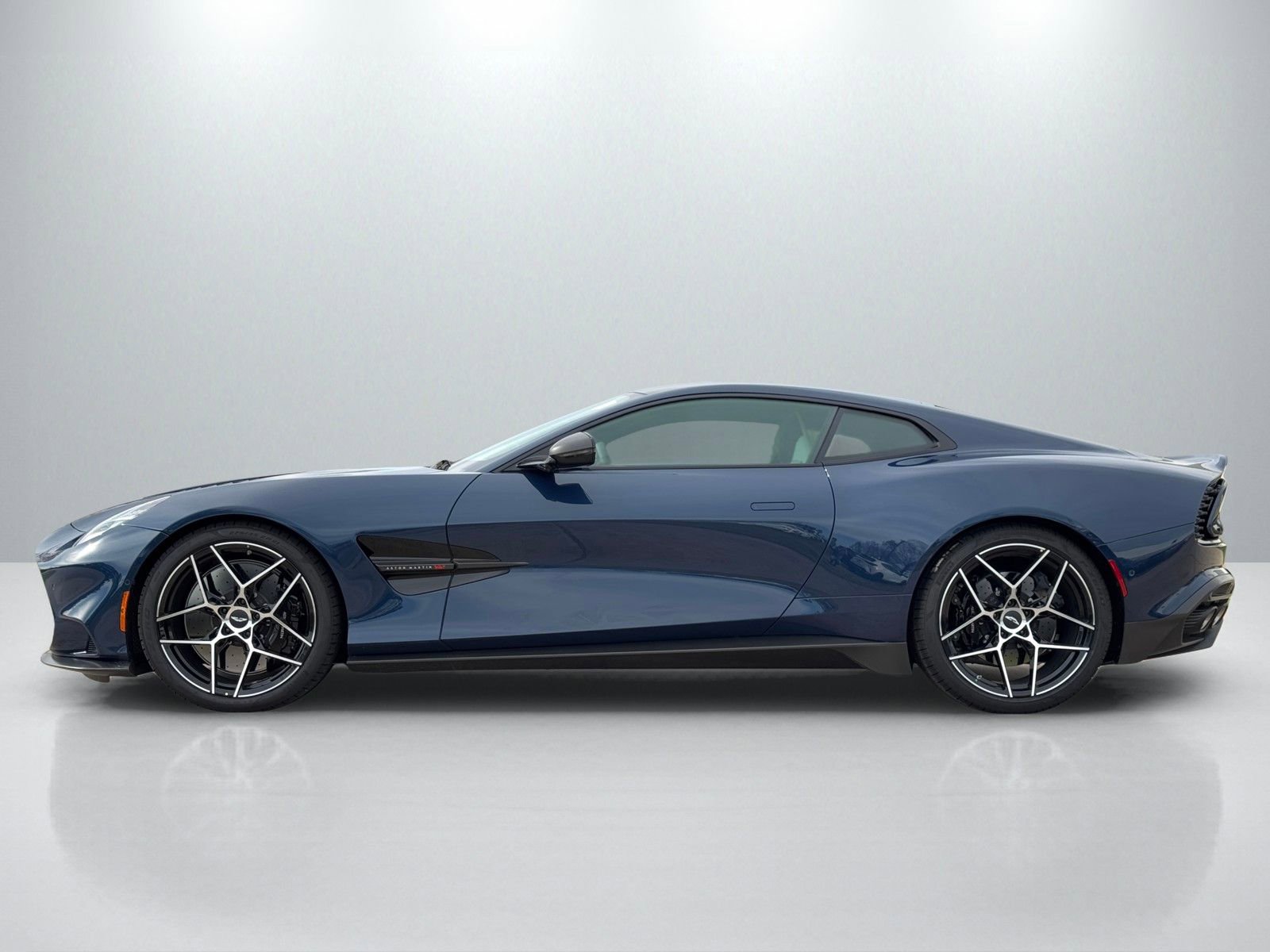 New 2025 Aston Martin Vanquish V12 image 8