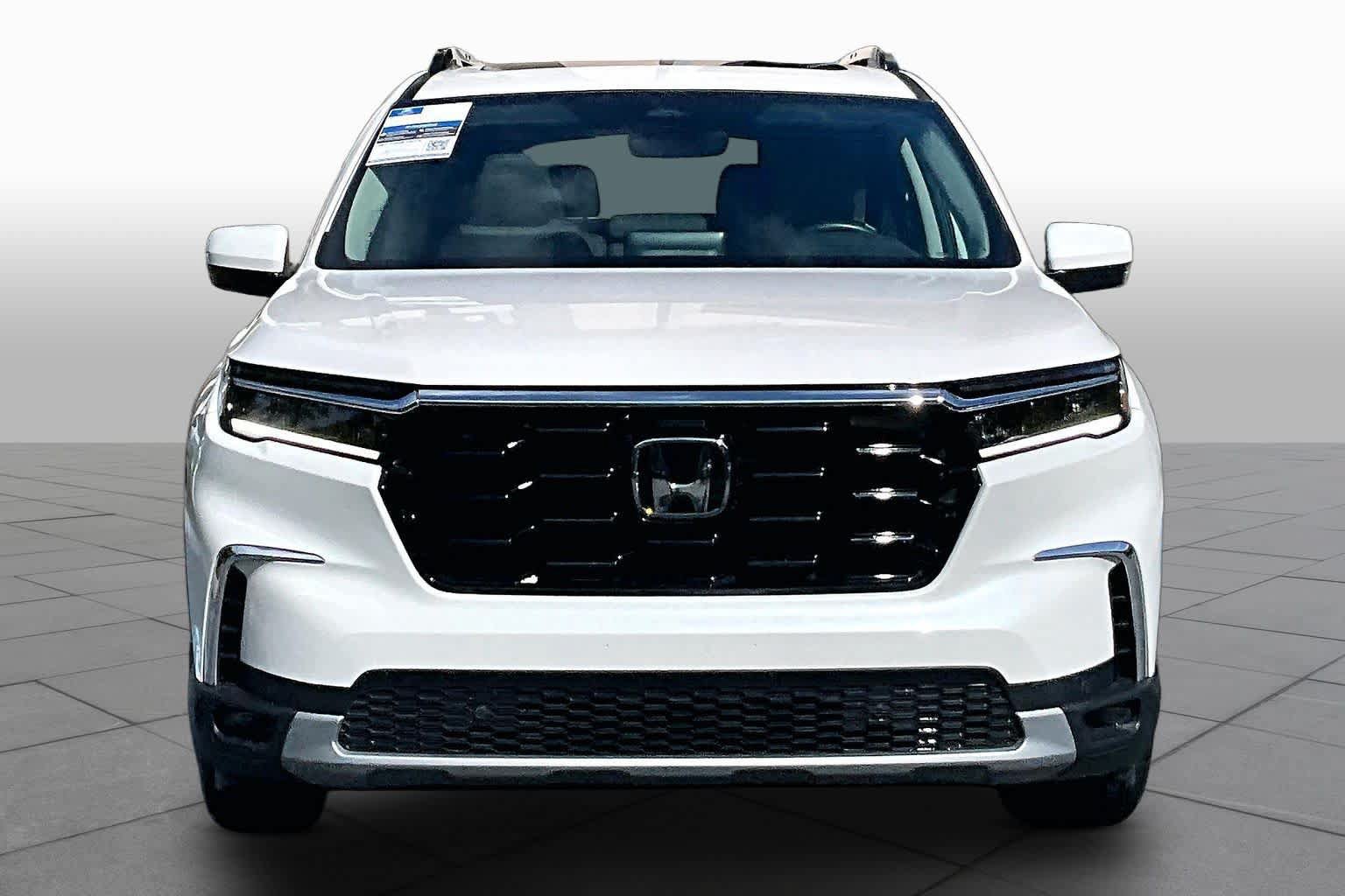 Used 2025 Honda Pilot Touring image 4