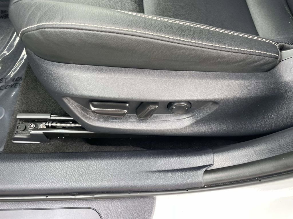 Used 2025 Toyota Camry SE w/ Convenience Package image 30
