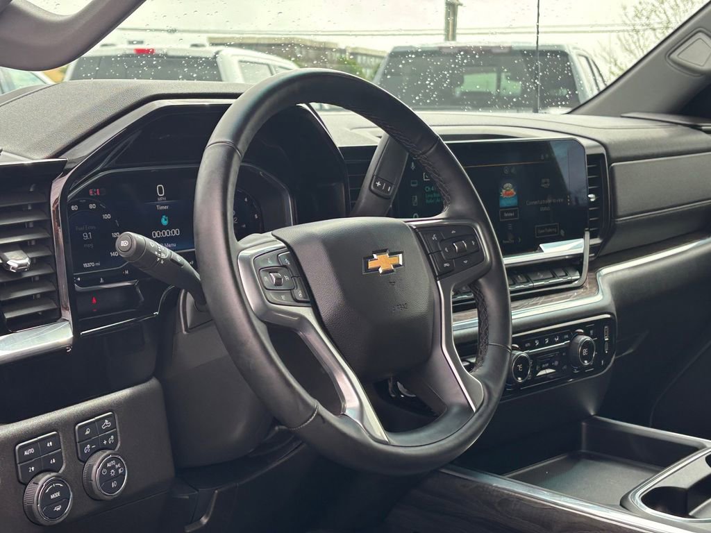 Used 2025 Chevrolet Silverado 2500 LTZ w/ LTZ Convenience Package image 8