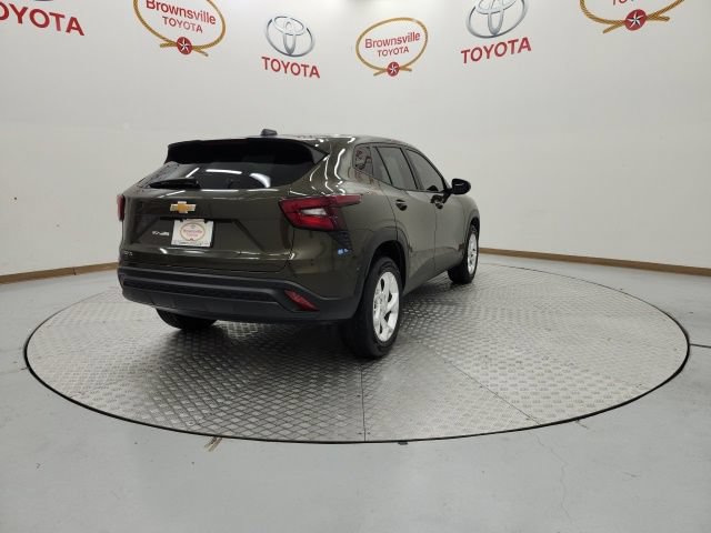 Used 2024 Chevrolet Trax LS w/ LS Convenience Package FWD image 8