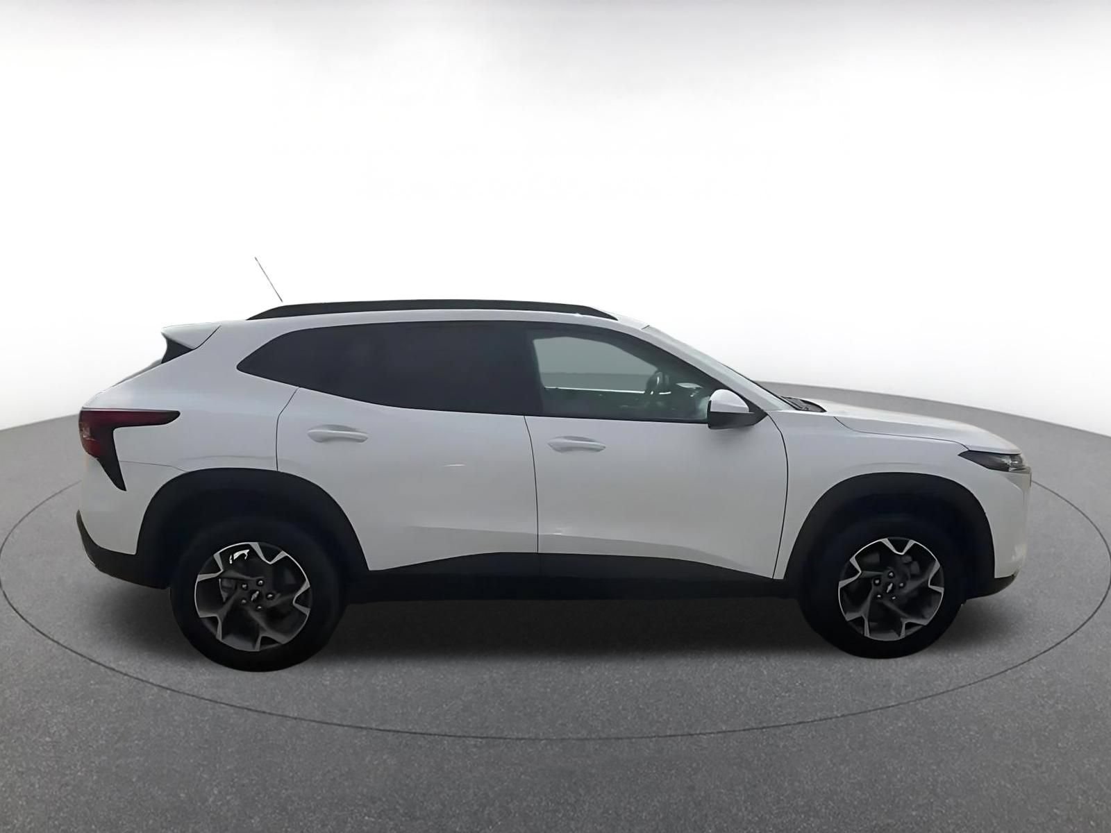 Used 2025 Chevrolet Trax LT FWD image 16