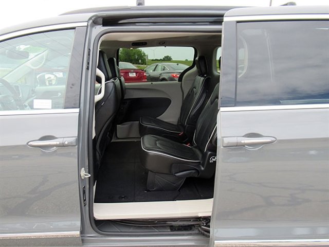Used 2022 Chrysler Pacifica Limited image 17