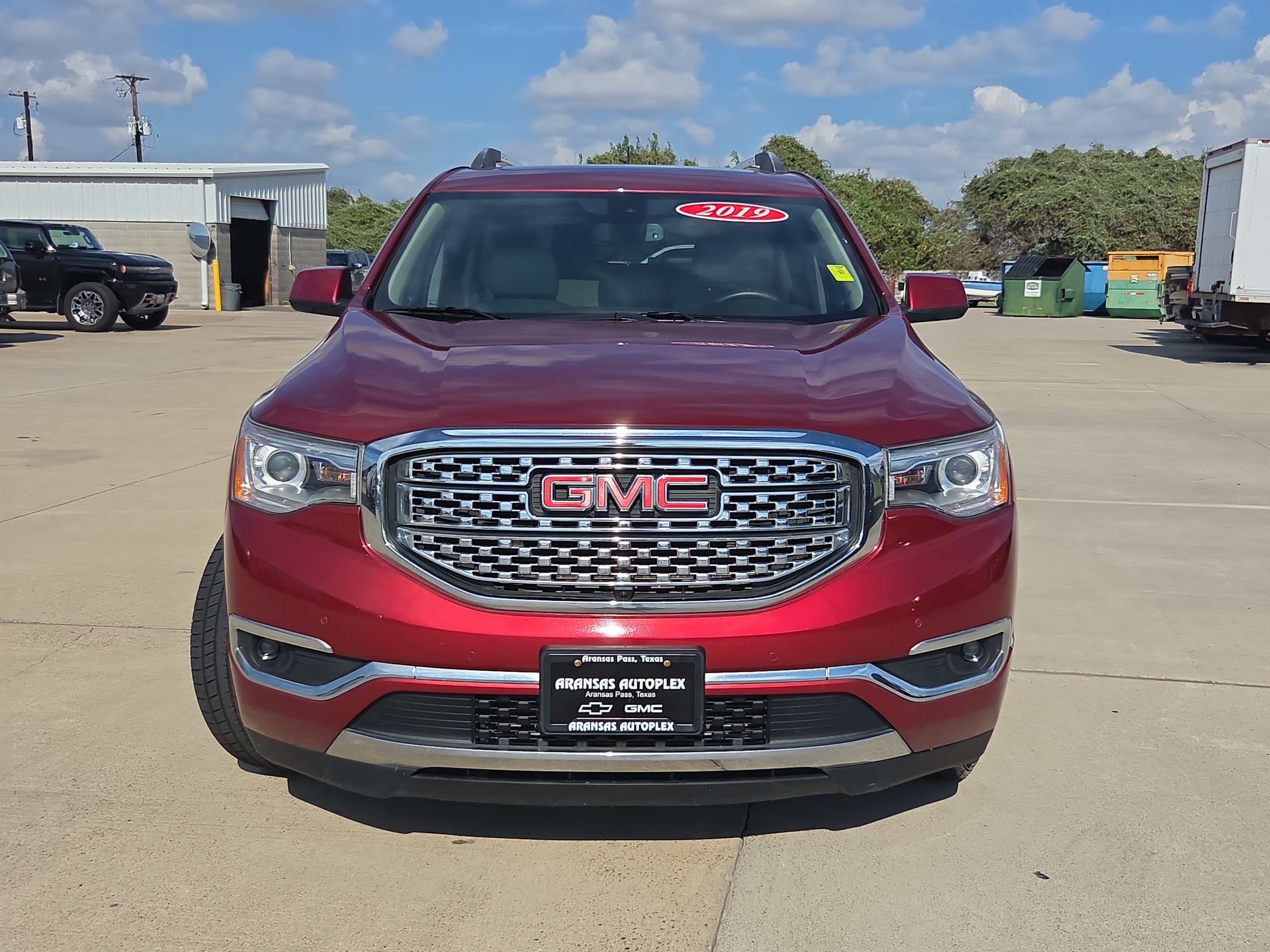 Used 2019 GMC Acadia Denali w/ Technology Package FWD image 2
