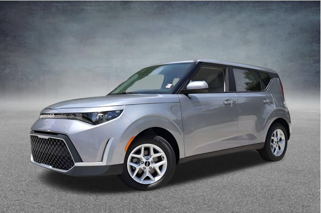 Used 2025 Kia Soul LX w/ LX Technology Package FWD image 2