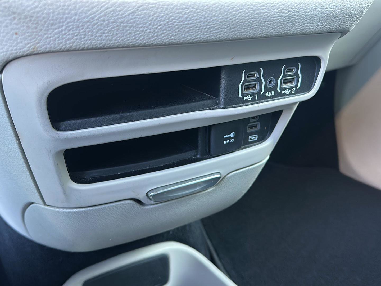 Used 2022 Chrysler Pacifica Touring-L image 37