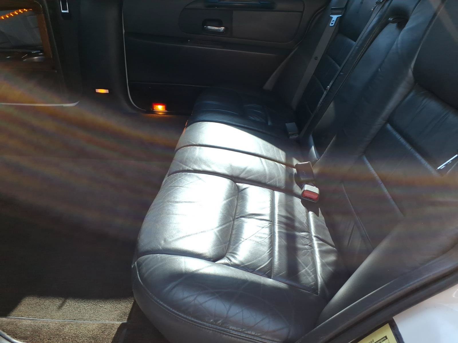 Used 1999 Lincoln Town Car Executive RWD image 14