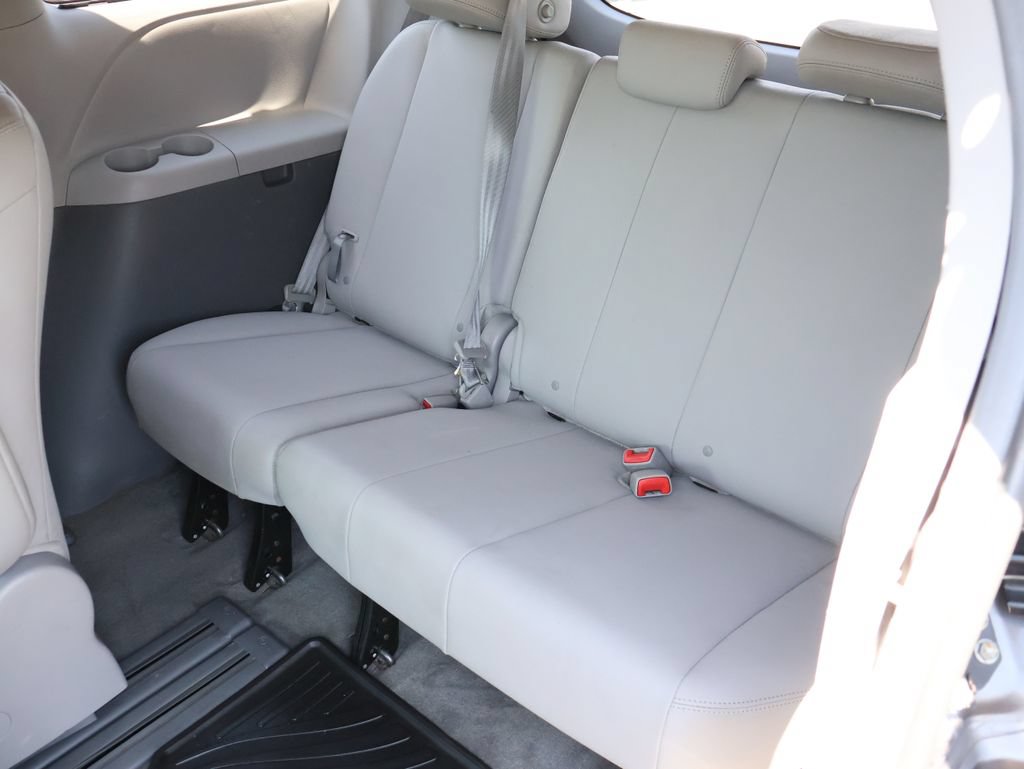 Used 2017 Toyota Sienna XLE FWD image 12