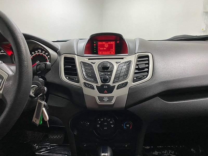 Used 2013 Ford Fiesta SE image 19
