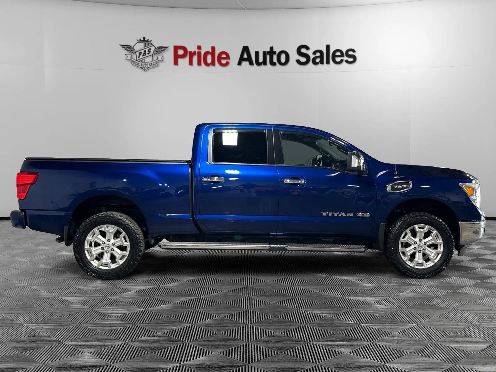 Used 2017 Nissan Titan SL image 9