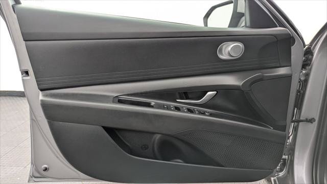 Used 2025 Hyundai Elantra Hybrid FWD image 13