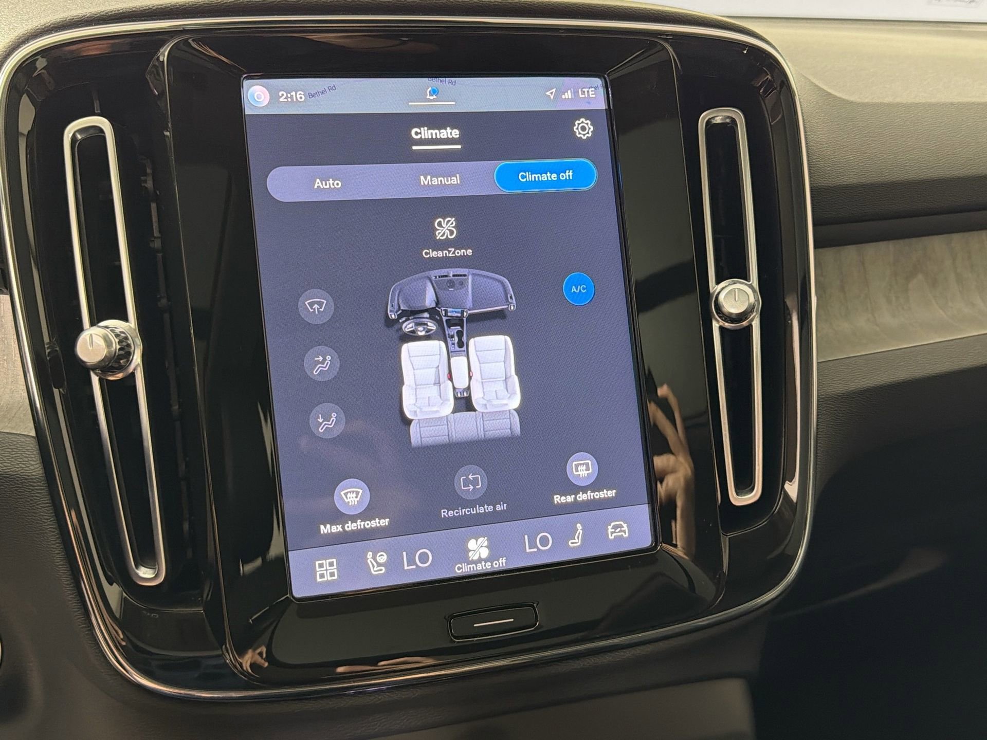 Certified 2023 Volvo XC40 B4 Plus w/ Protection Package Premier image 16