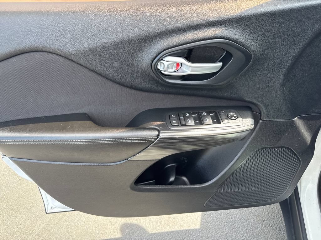 Used 2015 Jeep Cherokee Latitude AWD/4WD image 10