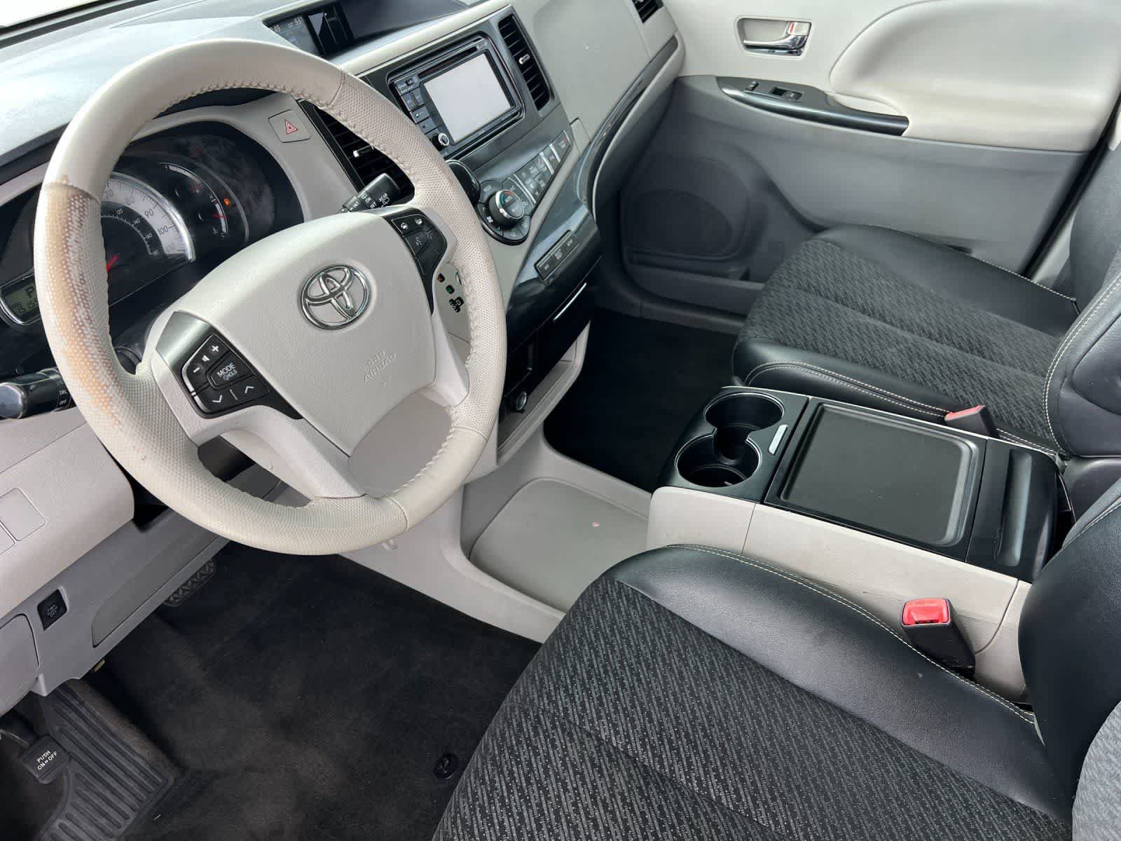 Used 2014 Toyota Sienna SE FWD image 12