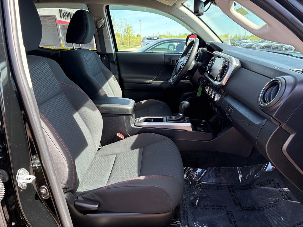 Certified 2022 Toyota Tacoma SR5 AWD/4WD image 11