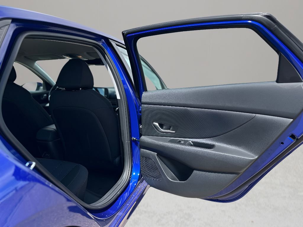 Used 2025 Hyundai Elantra SE w/ Cargo Package image 22