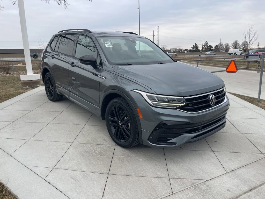 Used 2022 Volkswagen Tiguan SE R-Line image 2