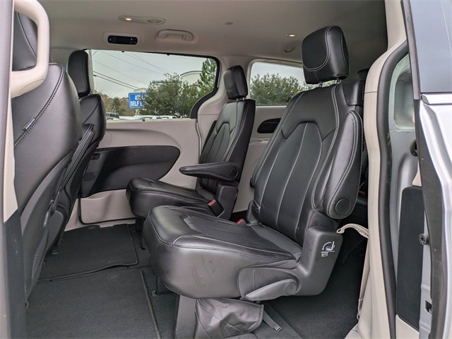 Certified 2024 Chrysler Pacifica Touring-L image 15
