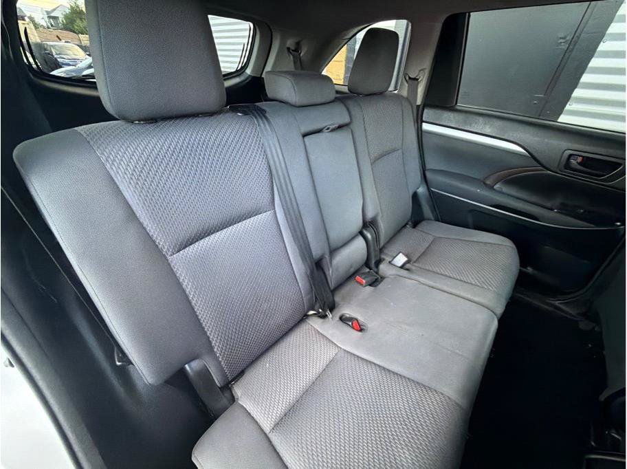 Used 2018 Toyota Highlander LE w/ Carpet Mat Package (TMS) AWD/4WD image 21