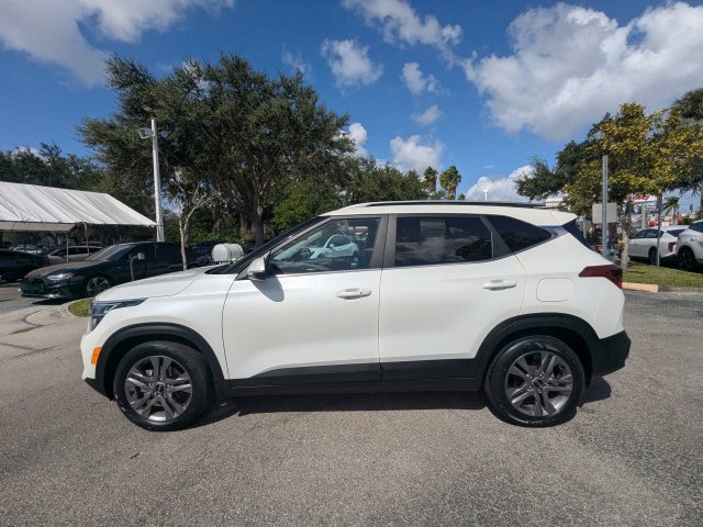 Used 2023 Kia Seltos S w/ Navigation Package FWD image 2