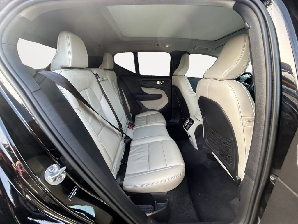 Used 2023 Volvo XC40 B5 Plus image 11