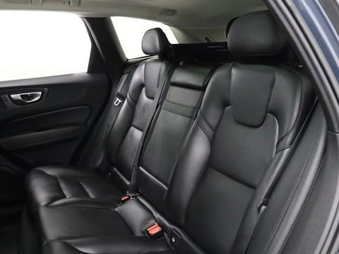 Used 2018 Volvo XC60 T6 Momentum w/ Vision Package image 27