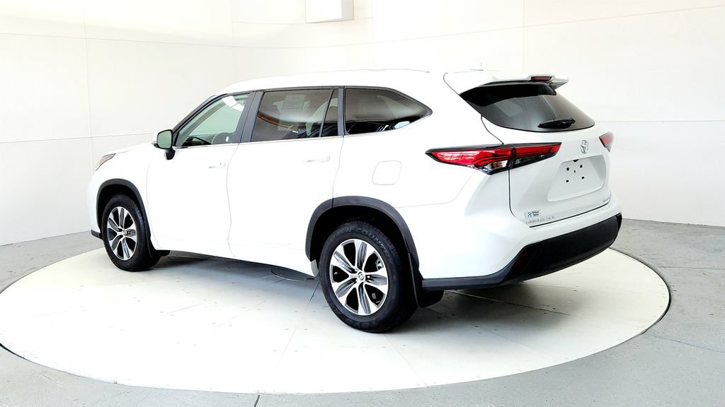 Used 2023 Toyota Highlander XLE AWD/4WD image 4