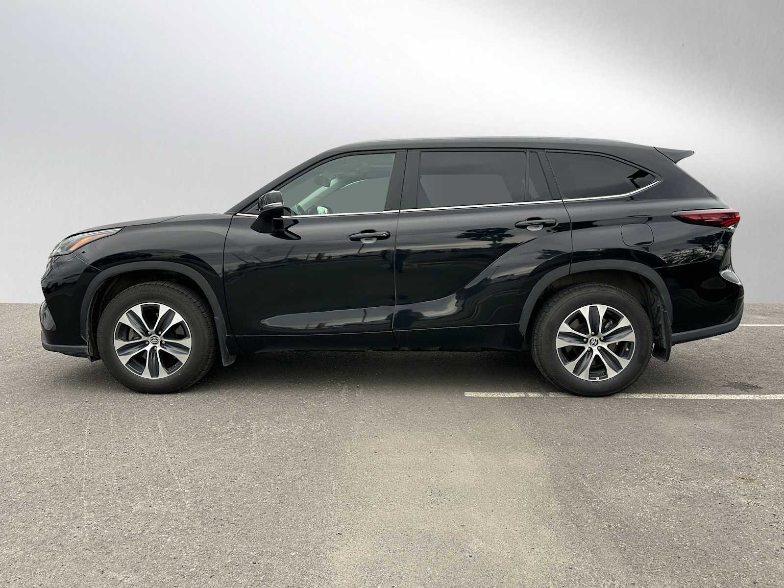 Used 2024 Toyota Highlander XLE image 6