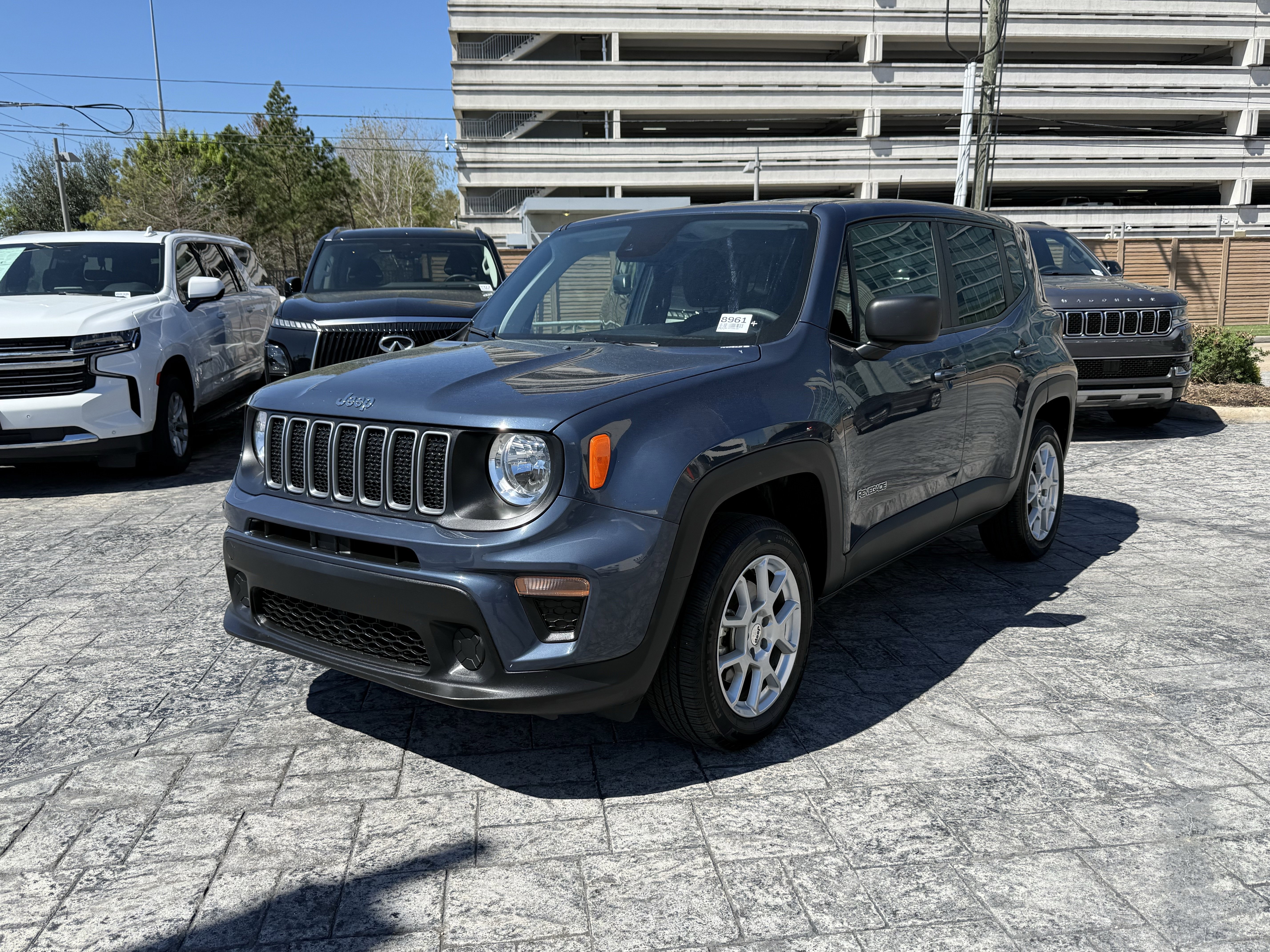 Used 2023 Jeep Renegade Latitude AWD/4WD image 3