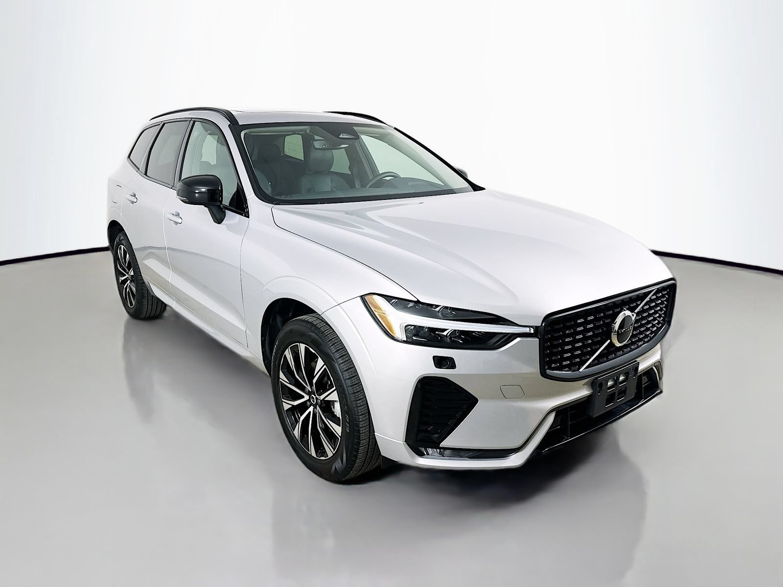 Used 2025 Volvo XC60 B5 Core AWD/4WD image 3