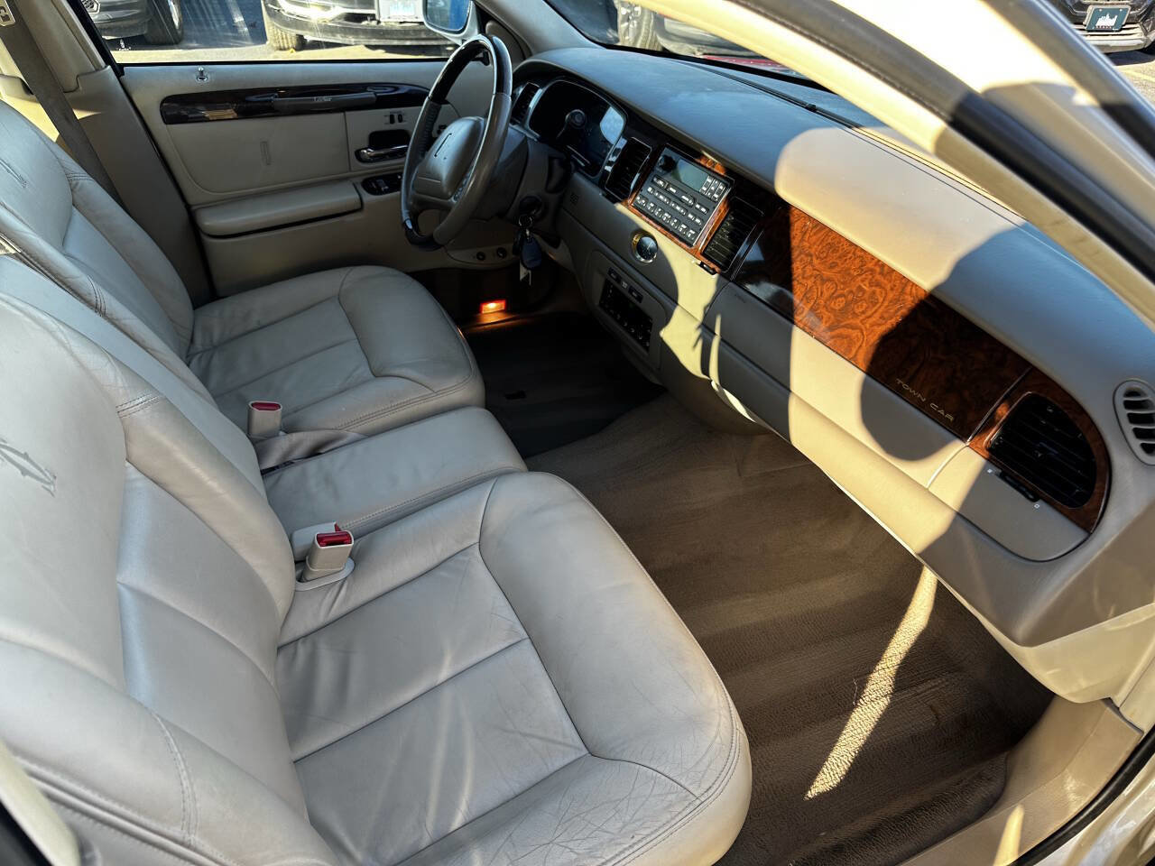 Used 2000 Lincoln Town Car Cartier image 27