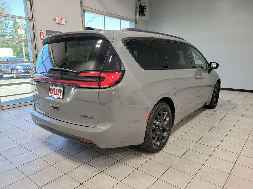 Used 2025 Chrysler Pacifica Limited image 50