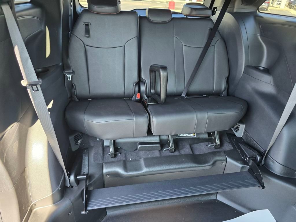 Used 2025 Toyota Sienna XSE image 25