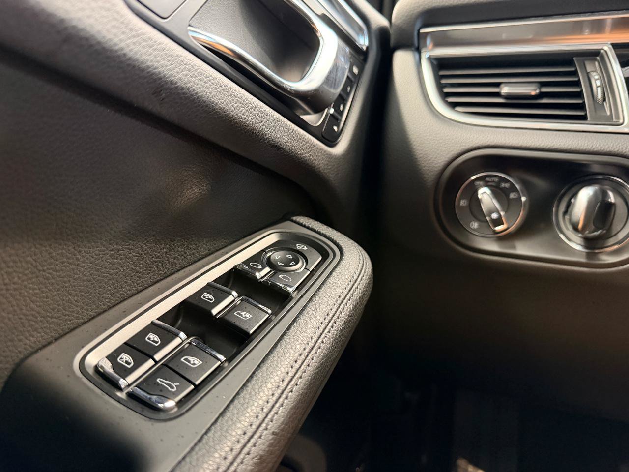 Used 2015 Porsche Macan S AWD/4WD image 48