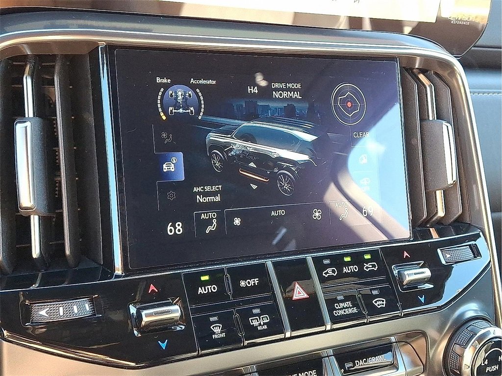 Used 2023 Lexus LX 600 4WD w/ Luxury Package image 18