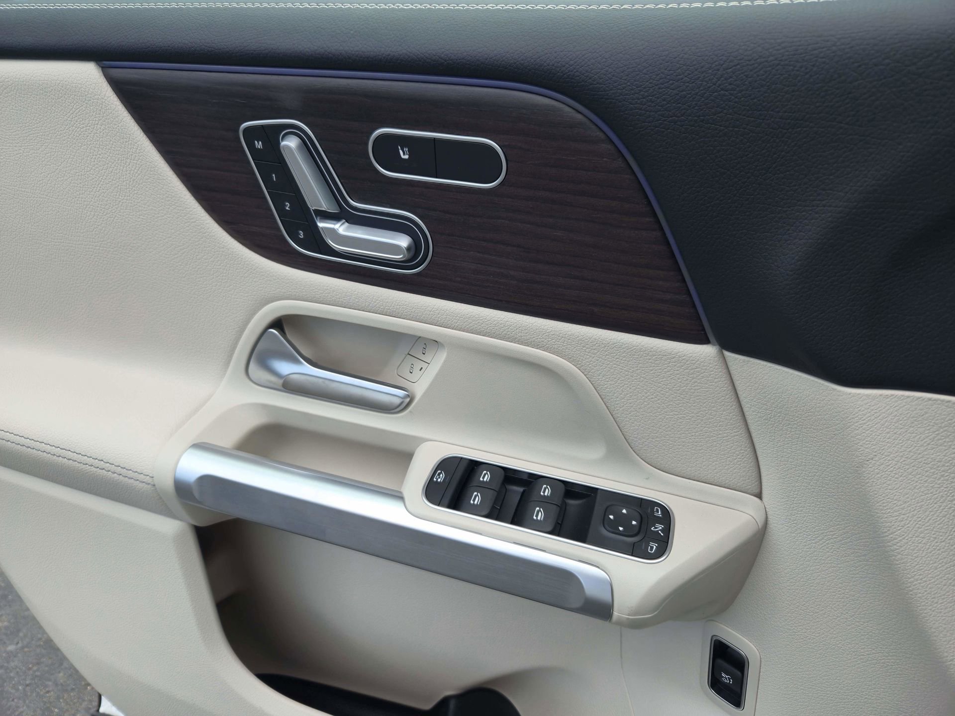 Certified 2025 Mercedes-Benz GLB 250 image 12