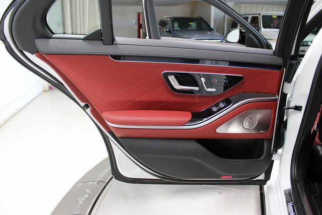 Used 2025 Mercedes-Benz S 580 4MATIC Sedan w/ AMG Line Package image 40
